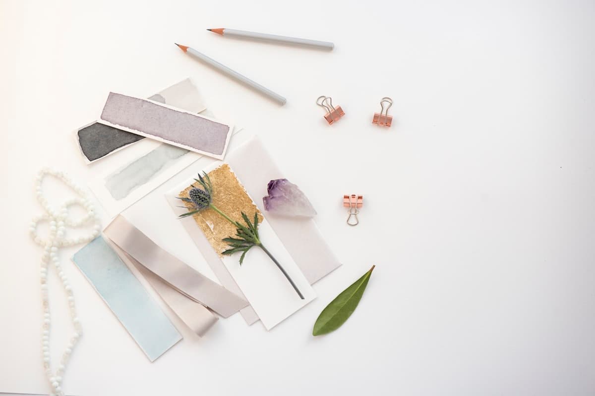 A card with dried flowers and a pencil beside it.